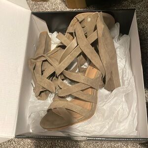 Torrid Lace Up block Heel Sandal Womens 8 Taupe